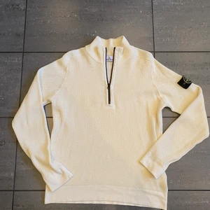 Stone Island half zip - En beige stone island half zip i storlek M. Köpt på ILLUM i Köpenhamn för 3600kr. Ej använd. Kan skicka mer bilder. Köparen står för frakt 📦 