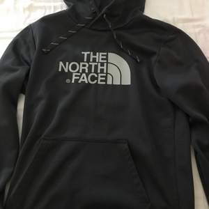 The North Face hoodie i storlek S. Använd fåtal gånger. 100% polyester.