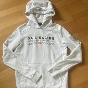 Jag säljer en sail racing hoodie, i storlek S. 8/10 skulle jag säga då den är använd några fler gånger och tvättad några gånger 