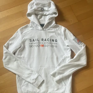 Sail racing hoodie - Jag säljer en sail racing hoodie, i storlek S. 8/10 skulle jag säga då den är använd några fler gånger och tvättad några gånger 