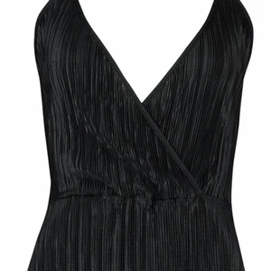 Svart body  - Säljer denna svarta body som är från Gina Tricot  Använd några gångar  SKRIV OM NI VILL HA EN BÄTTRE BILD