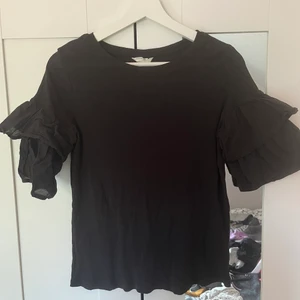 Volang T-shirt  - Jättefin volang T-shirt från hm. Nästan oanvänd, 🥰 Är en XS men sitter som en S!