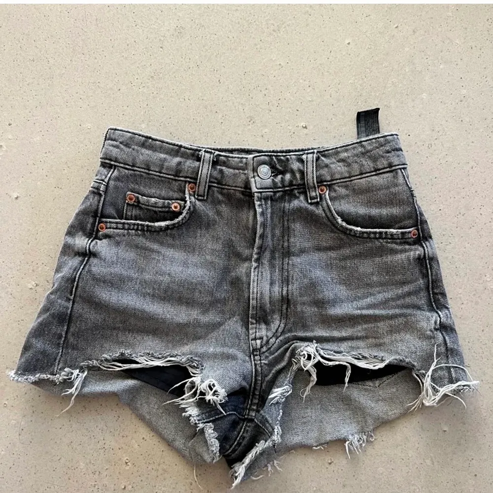 Jättefina jeansshorts från zara, köpt förra sommaren❤️ . Shorts.