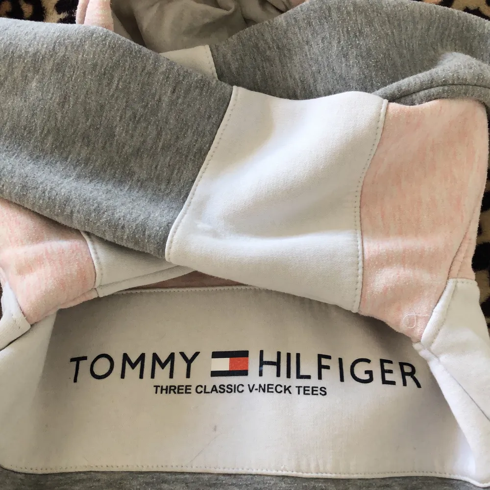 Säljer denna snygga Tommy Hilfiger hoodien då den inte kommer till andvänding. Kontakta om du är intresserad. Köpare står för frakt 🫶🏻. Hoodies.