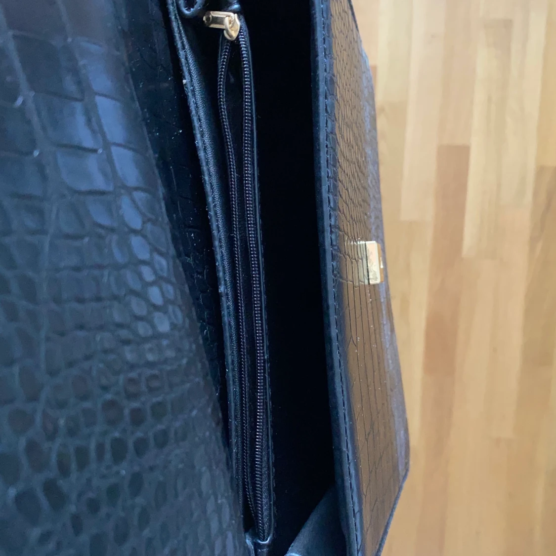 Svart väska med ormskinnsmönster - 91