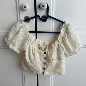 Fin topp från H&M - Strl XS, knappt använd. Är cropped