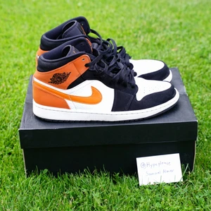 Jordan 1 Mid Shattered Backboard - Jordan 1 Mid Shattered Backboard 🔥 Pris: 1499 kr Storlek - US 10 / 44 Condition - 7.5/10 Mer bilder, frågor och köp sker via DM Fraktas över hela Sverige, kan också mötas upp i Skövde