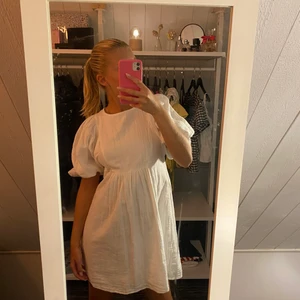 Linneklänning, strl XS - Säljer min fina linneklänning från Bikbok!! Den är i storlek XS🫶🏼 Säljer pga av att den är lite kort😫skriv för fler bilder💋