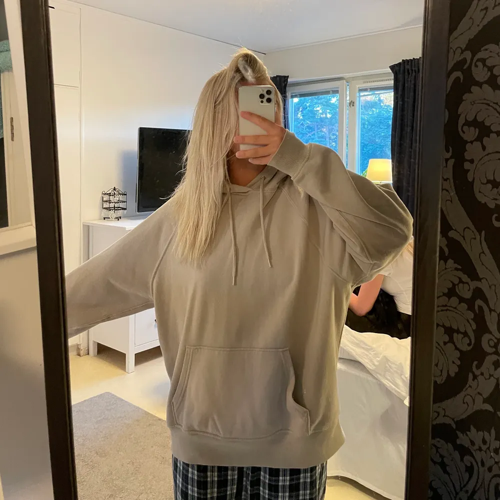 Beige superskönt hoodie , sparsamt använt därav inget nopper eller tecken på användning😇. Hoodies.