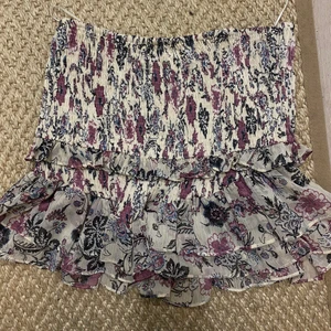 Kjol - Kjol från zara, aldrig använd. Storlek L men sitter lika bra för er som har S. HÖGSTA BUD 460kr