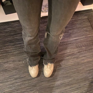 Jens  - Jag säljer mina grå svarta Jens från Gina tricot, dom har ett hår på ena knät och slitningar vid slutet av Jensen.  Skrov för fler bilder!!💙💙