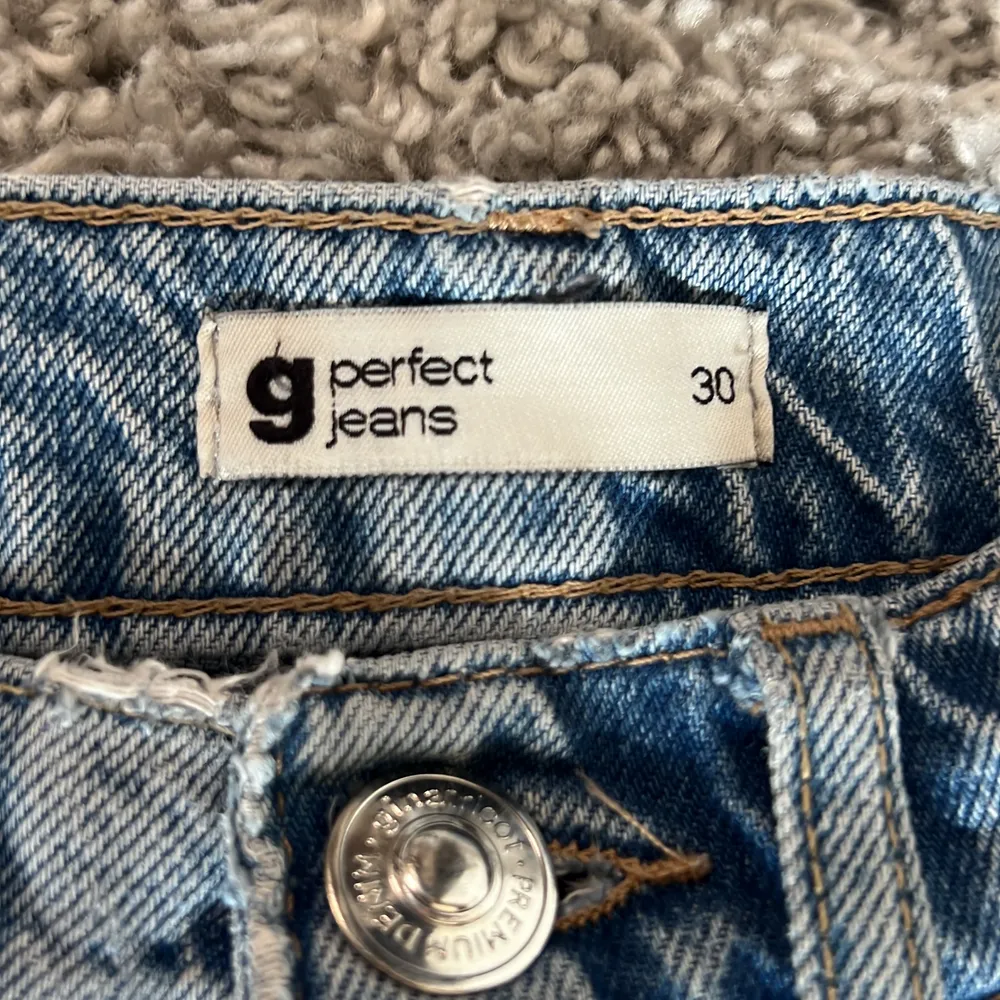 Jag säljer dessa jeans för att dom är för små 💕. Jeans & Byxor.