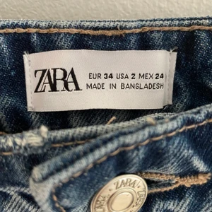 Zara jeans, strl 34 - Säljer dessa blåa zara jeansen i storlek 34, Jensen är oanvända. Köparen står för frakten