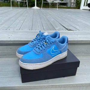 Air Force 1 First Use Blue - Jag säljer mina fina skor. De är varsamt använda och är i riktigt fint skick. Lådan och skosnörena som kommer med skorna finns med.  Skorna är storlek 44,5.  Jag önskar 1000 kr för dem. Köpare står för frakt!  