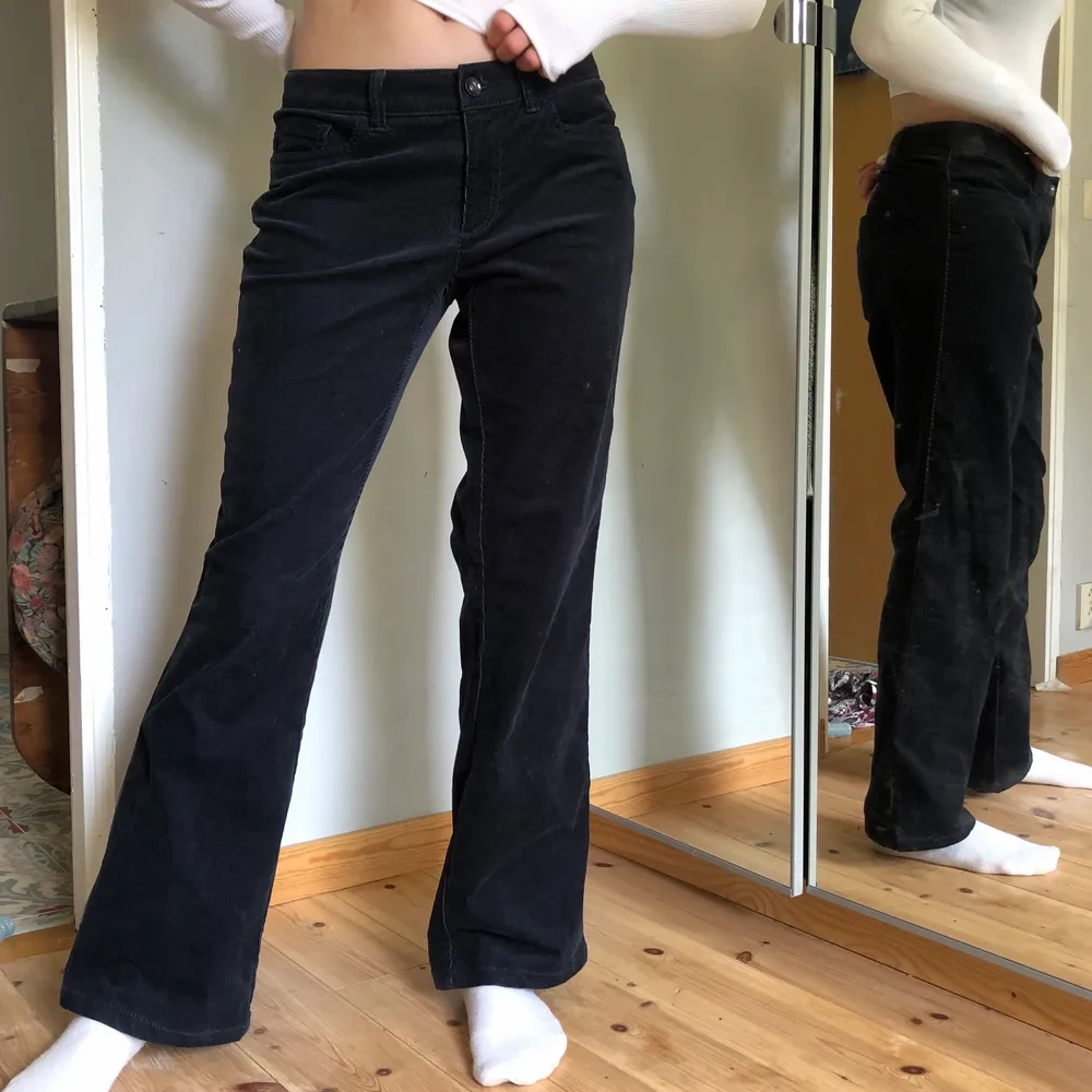 Fräscha lågmidjade jeans från Esprit! Inte använda särskilt mycket, så i bra skick. Köparen står för frakten 🚙.  Hon på bilden har storlek XS men som man ser är de lite stora. De är i storlek 42 (F/EU).  . Jeans & Byxor.