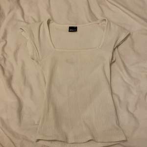 En ribbad tröja från Gina i storlek xxs, använd runt 5 gånger. Frakt ingår 