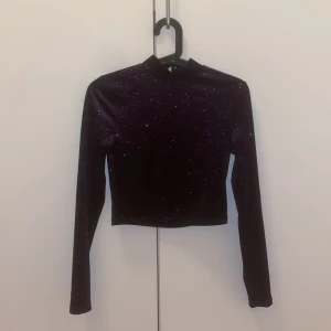 Fest topp - Jättefin lilaglittrig fest topp men öppen rygg! Aldrig använt! 💕