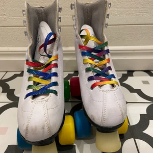 Rullskridskor  - Köpte dessa för ett par år sedan, men tyvärr används de inte. Endast använda några gånger, dock så är de skitiga där fram och kan inte få bort det. Dessa kan ju vara schyssta nu med hypen över stranger things;) Frakt tillkommer😐🥰