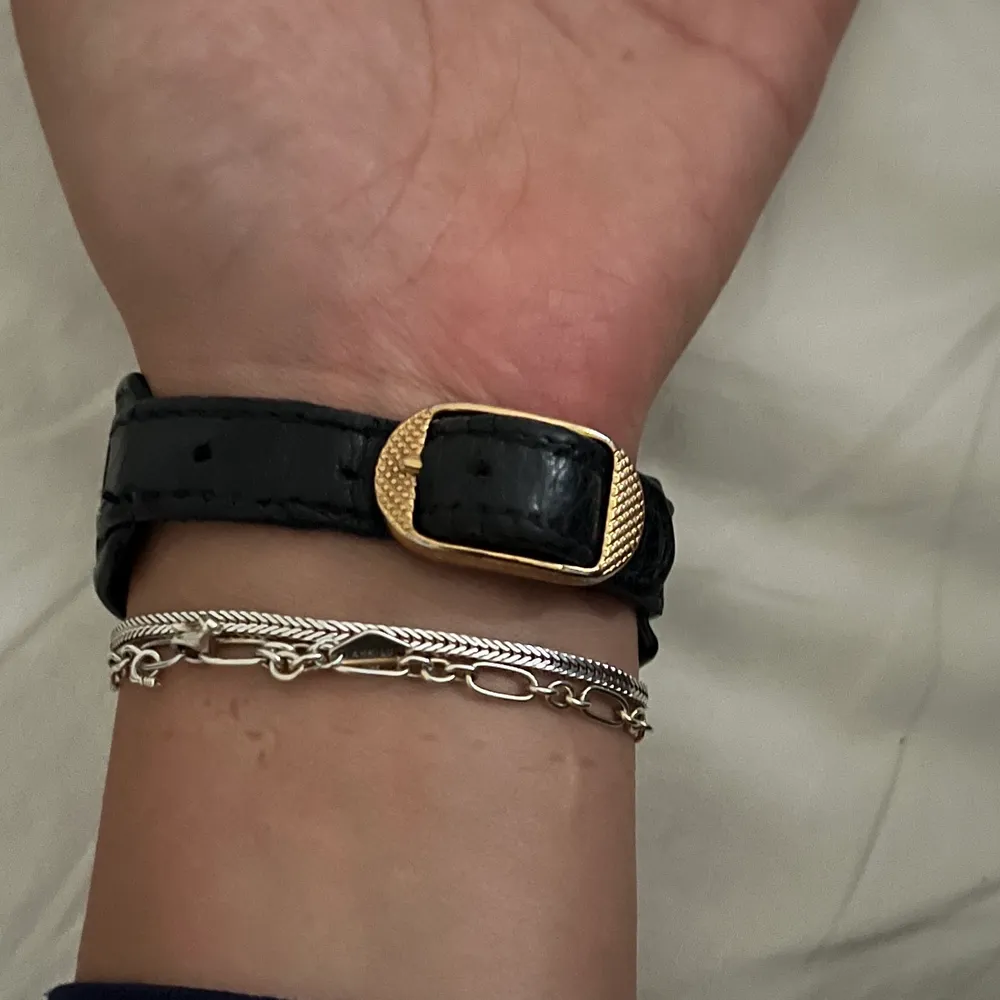 Säljer mitt balenciga armband i svart med guld detaljer. Armbandet finns inte kvar att köpa, vilket gör det mycket unikt! Låda och tags tillkommer såklart!❤️‍🔥. Accessoarer.