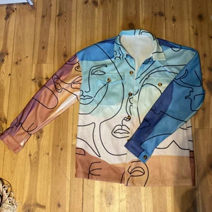 Mönstrad höstskjorta i storlek M - Tunnare skjorta som passar dunder på höst/vår i mönstrad design. Lite plastigare material men fortfarande skön att ha på sig. 