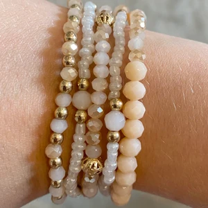 Fina armband  - 5 fina armband. Jag säljer ett för 15 eller alla för 70