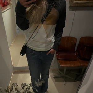 Acne studios tröja  - Svin cool acne tröja med en limited editon design. Köpt för cirka 2000-2500 säljer för 1000 helt ny aldrig använd! Hör av dig om du undrar något 🥰