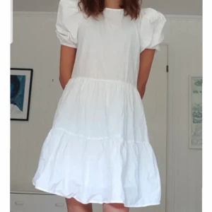 Puffärmad vit klänning - Använd enstaka gång/er/ och är i bra skick! Jättehärlig och luftig att ha på sig och passar sig perfekt till sommaren eller festen. OBS, lånade bilder🤍 