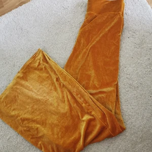 Guldig byxor - Vida sammetsbyxor i guld. Storlek S.  Supersköna och riktigt snygga, kan tyvärr ej skicka bild hur dom ser ut på då jag är höggravid och ej får på mig dom längre 😂