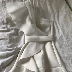 Vit klänning  - En jättefin vit kortklänning i väldigt bra skick! Använd ett fåtal gånger men den kommer tyvärr inte till användning längre. Den är köpt från Asos för 2 år sen. Pris kan diskuteras vid snabb affär.