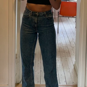 monkijeans - superfina taiki jeans från monki som tyvärr blivit för små för mig. därav sitter de ganska tight på mig men de är mer baggy. lite för korta på mig som är 170, passar nog om du är 165 eller kortare!!