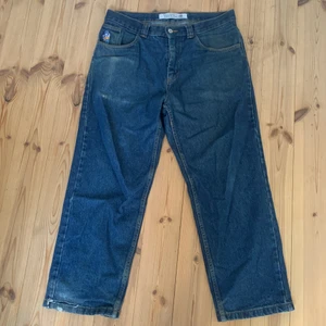 polar skate co 93 denim - feta skatejeans från polar skate, personlig favorit, baggy fit, använda men bra skick och inga hål, orginalpris: 1 200