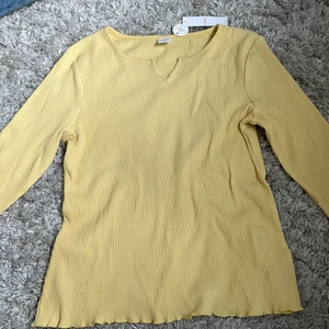 Långärmad tröja ifrån Lindex!💓 - Denna tröjan är helt ny! Jag har aldrig använt den då den varit för stor så jag säljer den väldigt billigt för att vara helt ny och till och med lappen sitter kvar!💘