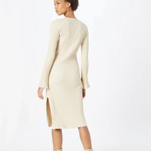 Ribbad klänning - Gina tricot Storlek s Använt 2 ggr men tkr den e lite förstår för mig! Köpte för400 kr för nån månad sen tror jag Säljer för 300 kr +frakt Beige