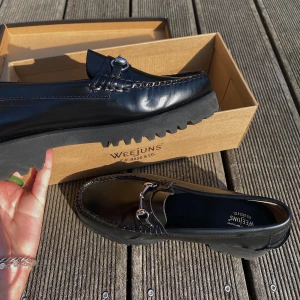 G.H Bass Weejuns Loafers - Säljer dessa söta helt nya Weejuns Loafers i storlek 38 🥰 Jag har bara använt dem 2 gånger och köpte dem från UO. Nypris går på 1999kr. Kan mötas upp i Ystad - Malmö annars får man stå för frakt själv 🥰