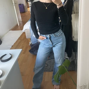 Weekday jeans - Säljer de populära Rowe jeansen från weekday!!! De är i toppenskick förutom lite slitage nertill då de är något långa på mig:) Storlek 25/30