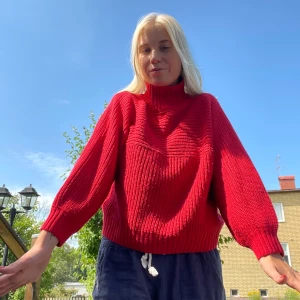 Stickad tröja - Stickad tröja i röd aldrig använd