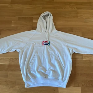 Hoodie från Pepsi - Den har en baggy passform i storlek L. Det finns en liten skada på ena vristen men det är inget stort.