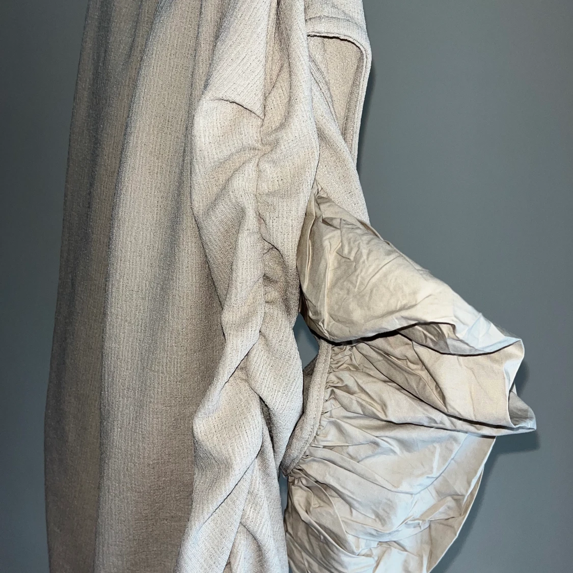 Beige klänning med volanger - 90