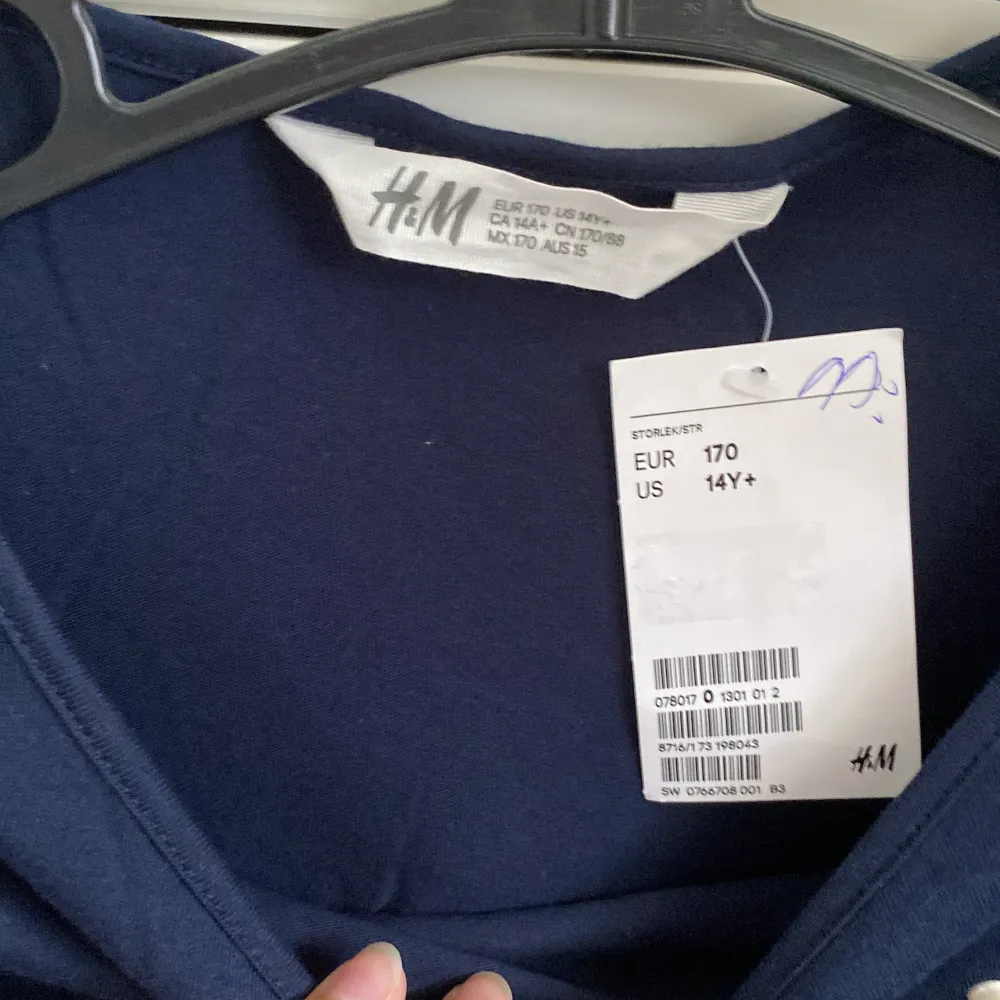 Väldigt fin, oanvänd tröja från H&M i storlek 170 (passar som S), är lite rynklig eftersom att jag råkade vika den fel o den lag sådär i några veckor. Kontakta mig om ni är intresserade!❤️. Tröjor & Koftor.