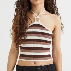 Brunt randig linne - Ett linne från hm som är jättefint och coolt men också jätteskönt. Jag köpte den för 1 månad sen och har använt den ca 3 gånger så den är som ny!😉 Jag säljer den för att jag fick en till så det är inget fel på den!😊 GRATIS FRAKT 