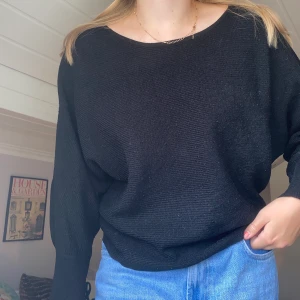 Svart tröja - Svart lite offshoulder tröja i storlek S från Vik Bok. Kontakta mig vid köp💕