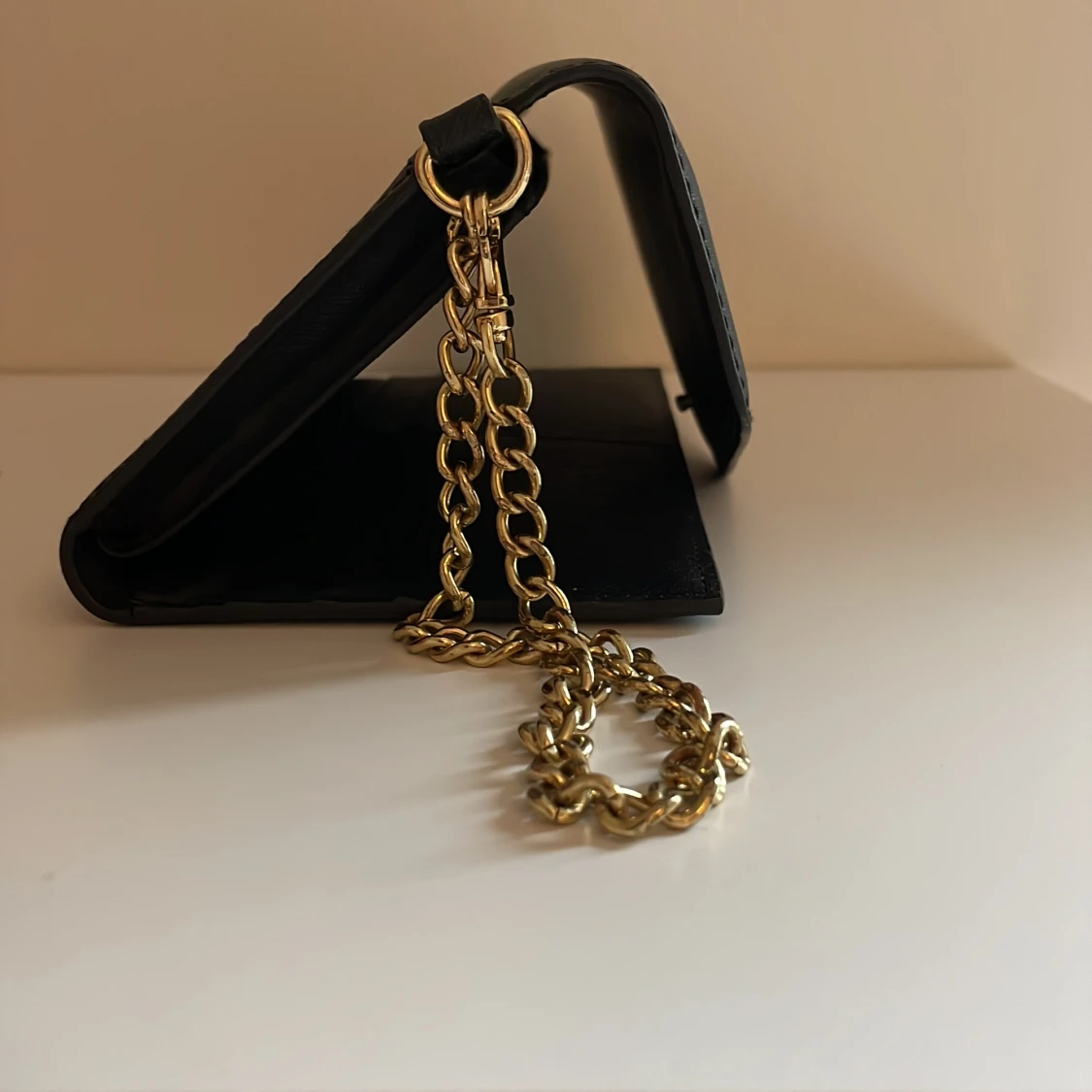 Väska i svart och guld - 90