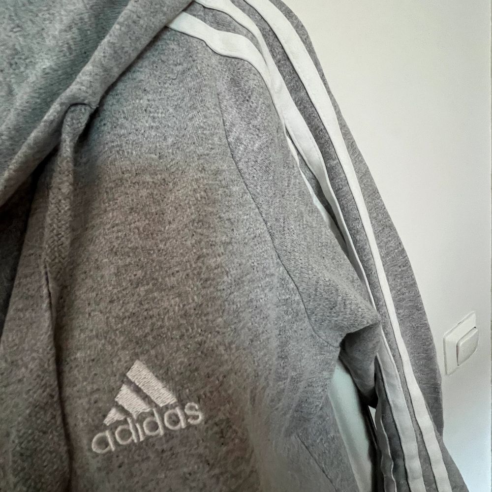 Grå Adidas hoodie stl.38 | Plick Second Hand