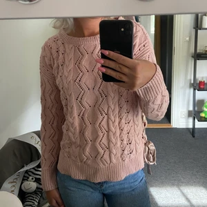 Stickad tröja från Odd Molly - Smutsrosa stickad tröja från Odd Molly. Står ingen storlek på den men skulle säga XS/S. Aldrig använd så den är i superfint skick. Detalj med knytning på sidorna. Frakt tillkommer, kan alt mötas upp i Gävle.