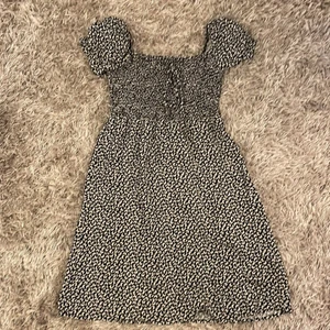 Klänning  - Säljer nu min absoluta favorit klänning pga att jag sparar till juicy sett. Köptes förra sommaren och har används några gnr men är i superfint skick😍⚡️ skriv priv om ni är intresserade💞 står ej för frakten