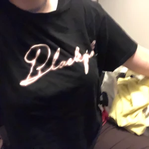 Blackpink h&m - Blackpink t shirt från h&m använt några gånger bara. 