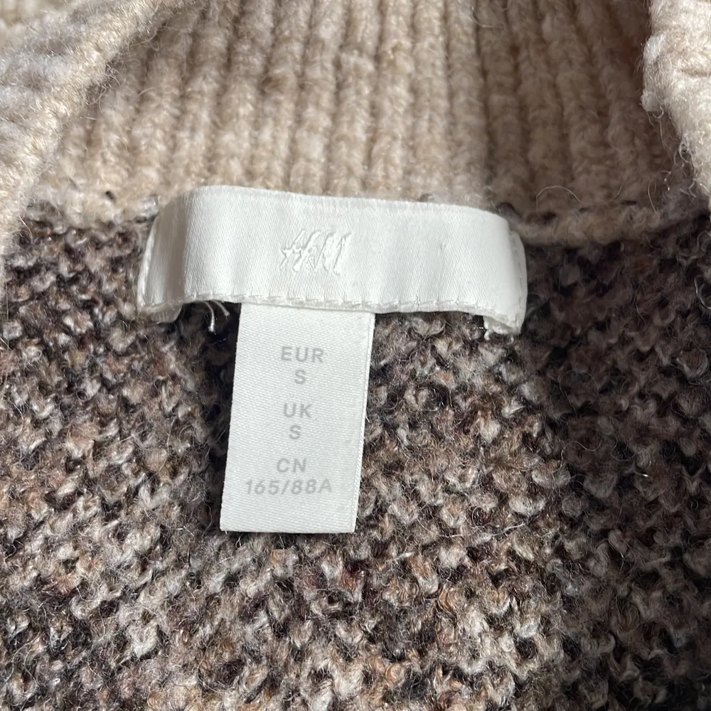Hej! Jag säljer denna stickade tröjan från H&M. Använd ett fåtal gånger. Tröjan är i bra skick! Tröjan är i storlek S men skulle säga att den passar till xs 💘Köparen står för frakt😊. Stickat.