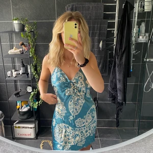 Zara klänning  - Säljer denna superfina klänning från zara! 