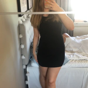 Svart klänning - Svart klänning från weeday i storlek xs som tyvärr har blivit för kort enligt mig💓annars superfin sommarklänning. Köptes förra sommaren och användes fåtal gånger. Köpte den för 200 kr. Personen som köper står för frakt.