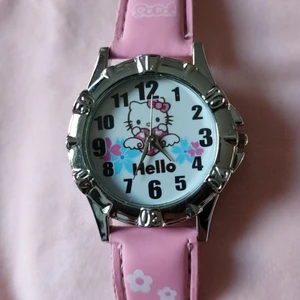 Hello kitty klocka - Hello kitty klocka som inte kommer till användning 🌸 Hela är 23.5 cm